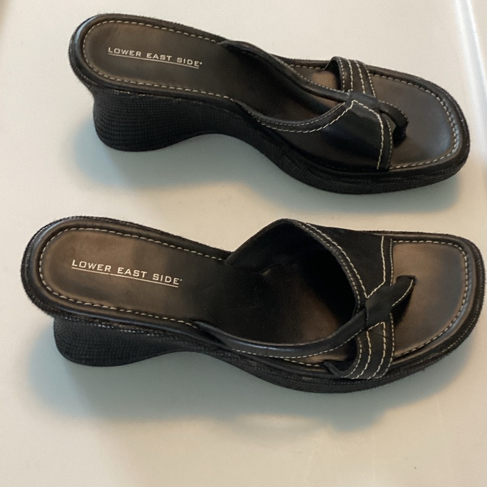 LOWER EAST SIDE Black Women's Slide Sandals with Contrast Stitching - Picture 2 of 6
